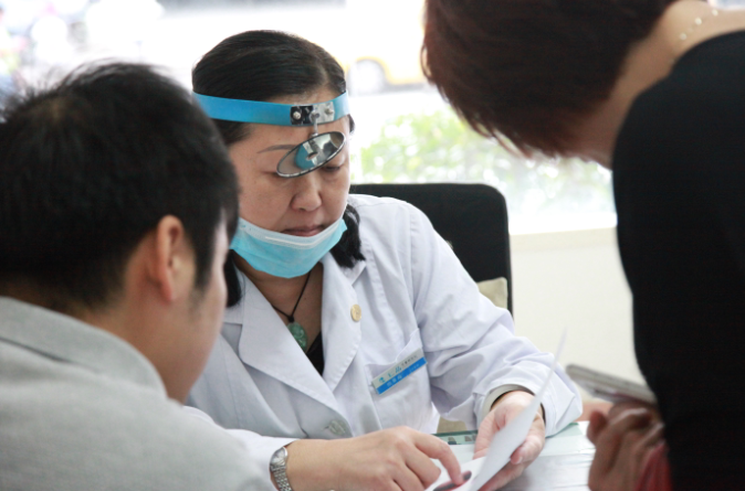 成都耳鼻喉醫(yī)生為患者分析咽喉檢查結果