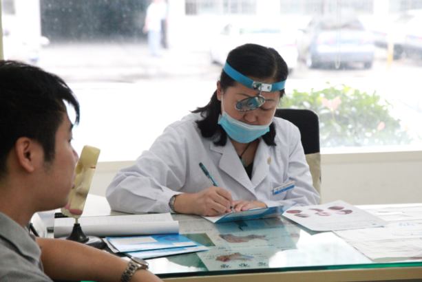 咽喉炎患者在接受診斷