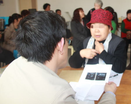 咽喉炎患者在聽取醫生的病因分析