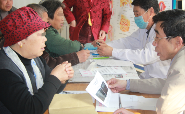 咽喉炎患者在向醫生咨詢病因病情