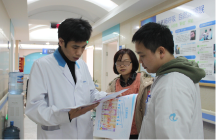 醫(yī)生交流慢性咽炎患者的治療方案