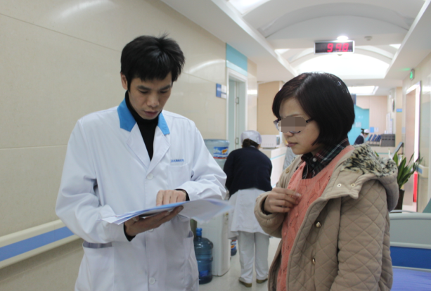 醫(yī)生為慢性咽炎患者講解治療方法