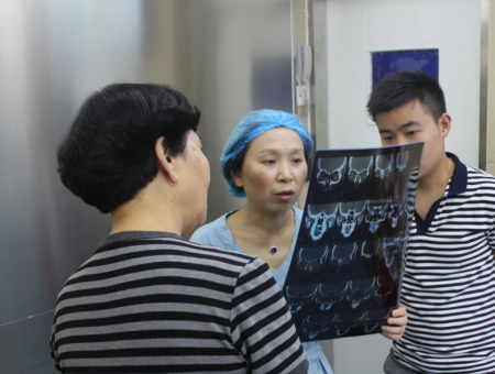 醫生為咽喉炎患者分析檢查結果