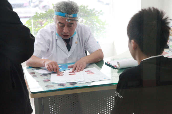 成都耳鼻喉醫生為咽喉炎患者診斷病情