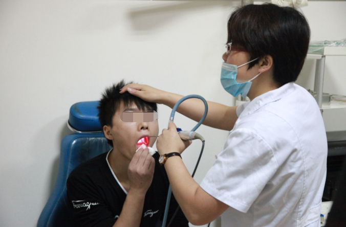 成都耳鼻喉醫生為患者進行咽喉檢查
