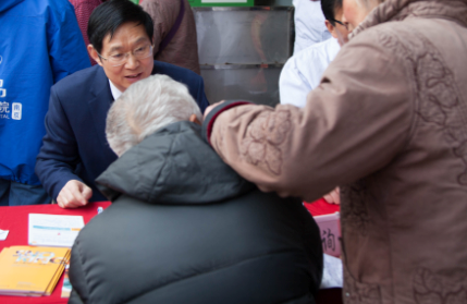 醫生與患者溝通咽喉炎的病癥情況
