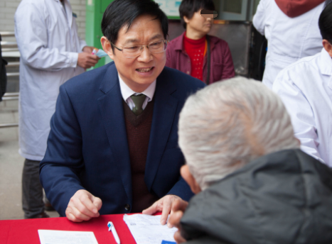 咽喉炎患者與醫生交流病情