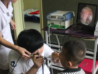 醫生給兒童咽炎患者檢查病因