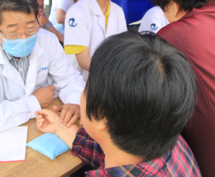 醫(yī)生給咽炎患者把脈