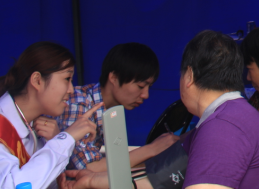 咽炎患者與醫生交流病情