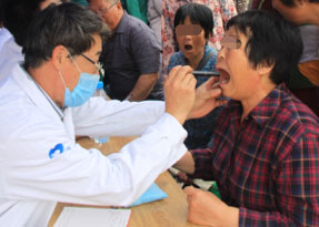 醫生給咽炎患者檢查