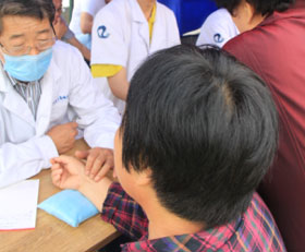 醫生給咽炎患者把脈