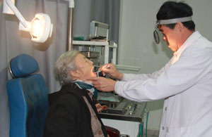 患者接受慢性咽喉炎的相關檢查